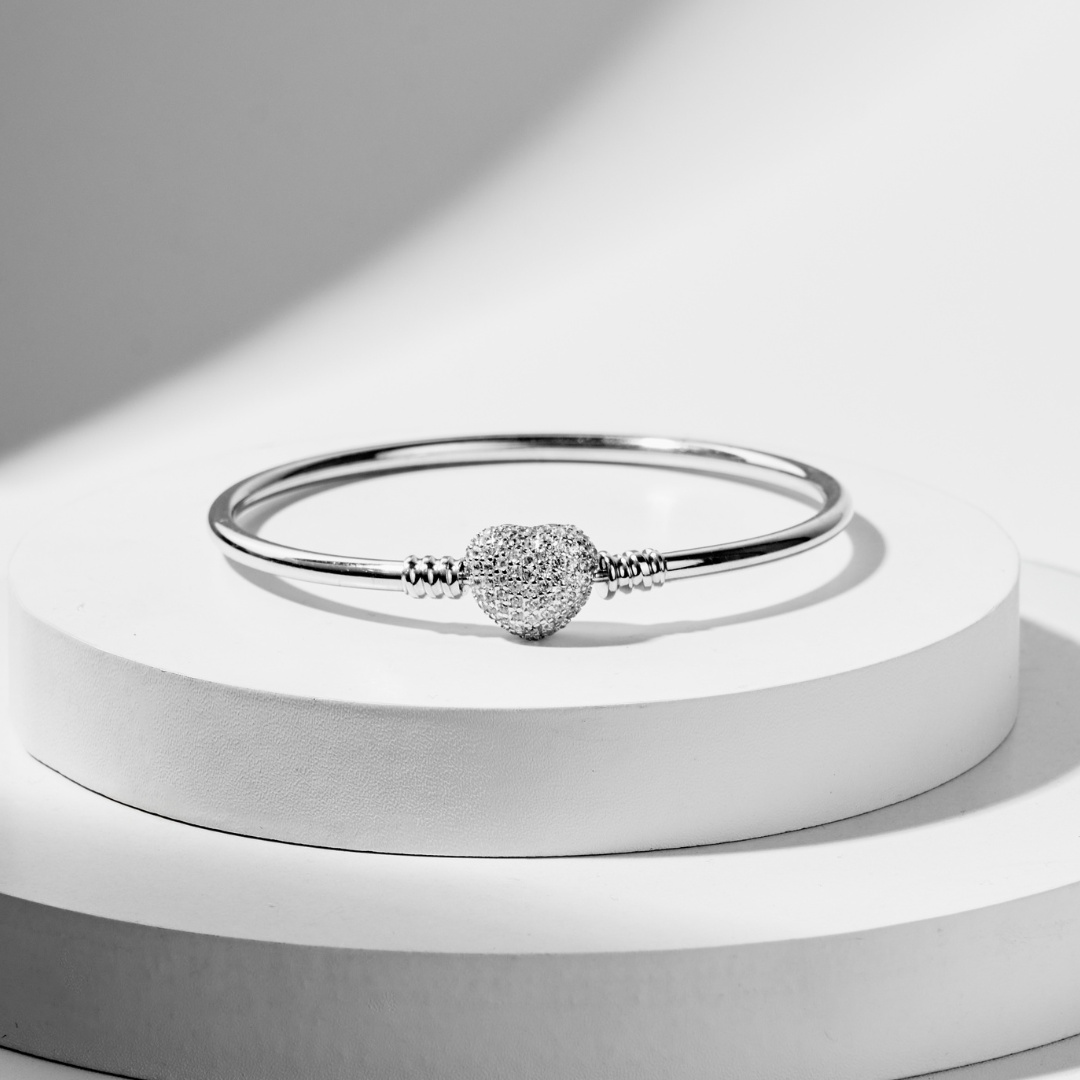Glowtag - Brazalete Rígido con Broche de Corazón con Zirconias