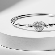 Glowtag - Brazalete Rígido con Broche de Corazón con Zirconias