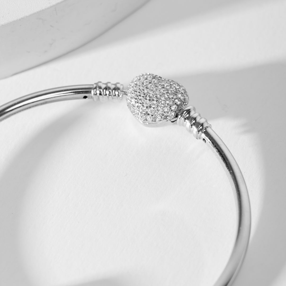 Glowtag - Brazalete Rígido con Broche de Corazón con Zirconias