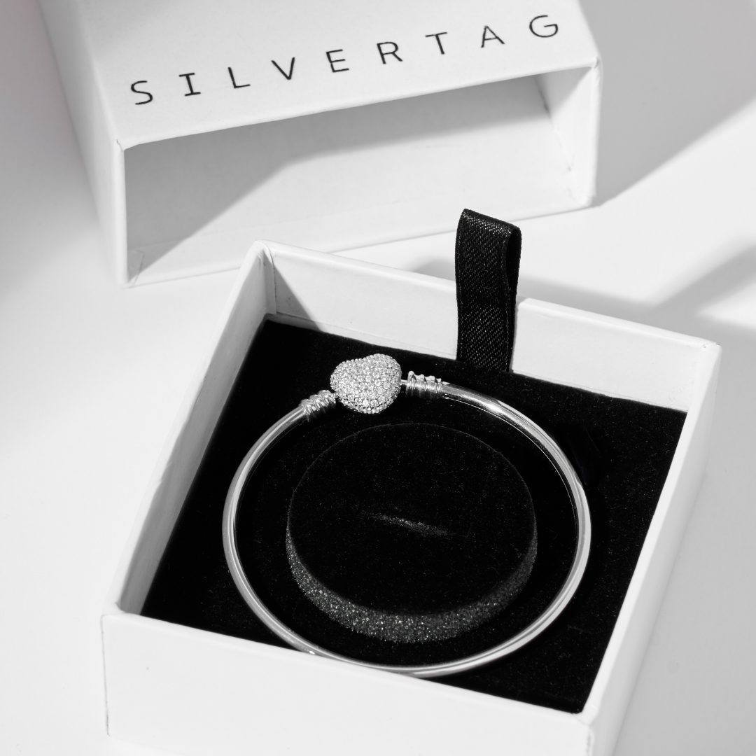 Glowtag - Brazalete Rígido con Broche de Corazón con Zirconias